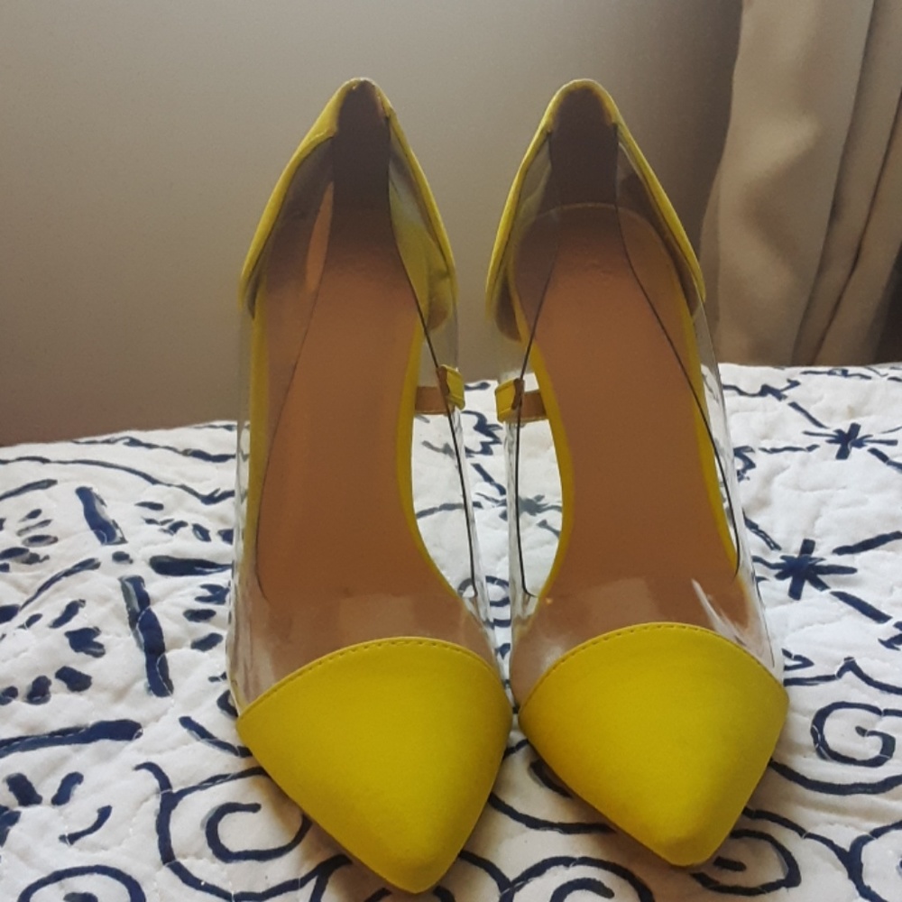 New without tags pretty pumps